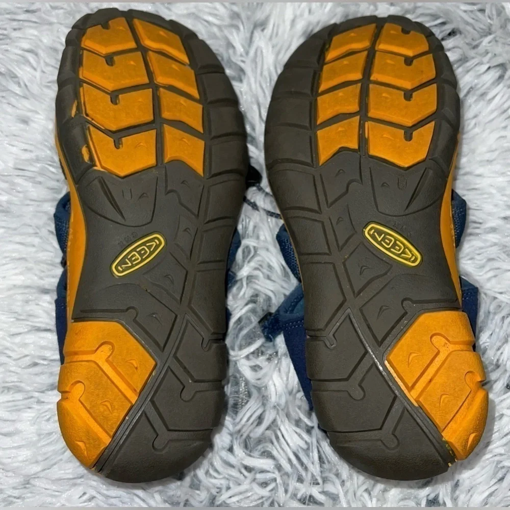 Keen waterproof trail home